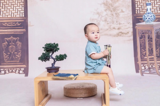 黑河宝宝边吃奶边挣扎烦躁